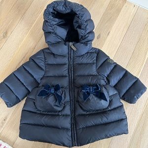 Il Gufo Baby Girls Puffer Jacket Navy with Velvet Bows on Pockets Size 6 Months